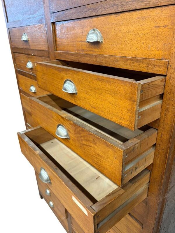vintage armoire à tiroirs industrielle en bois / armoire d'archives