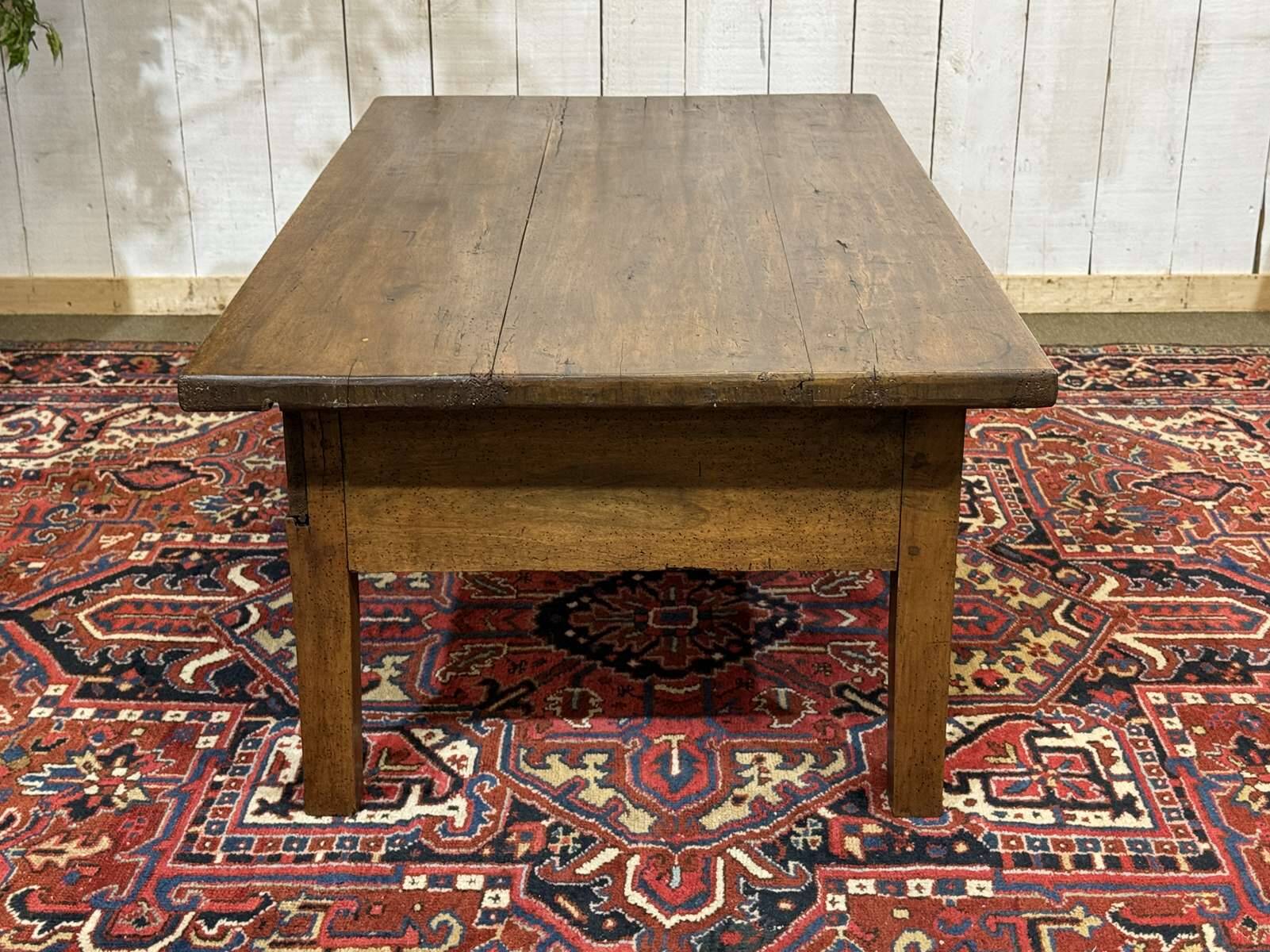 Table basse en noyer fin XIXème - ancienne table de ferme