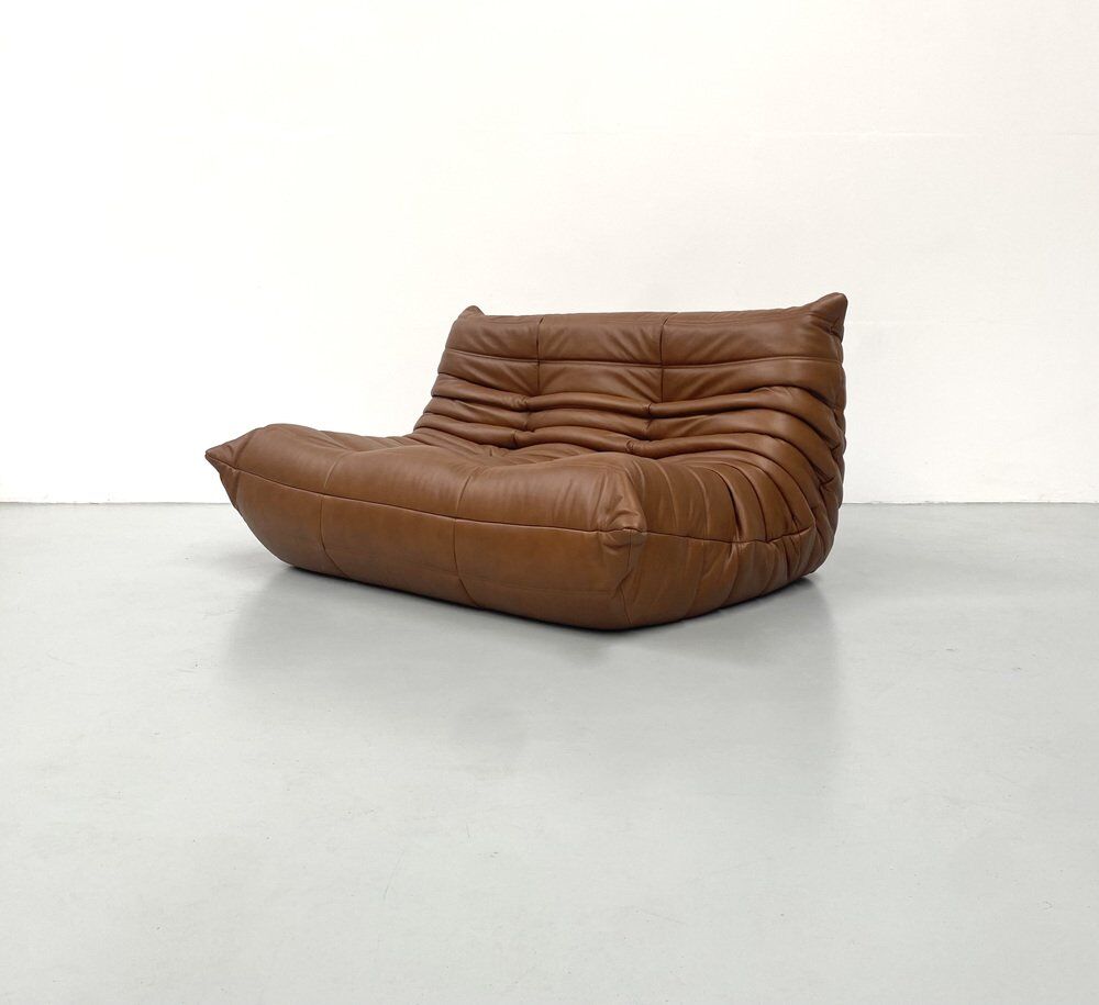 Canapé Togo en cuir marron moyen attribué à Michel Ducaroy pour Ligne Roset.