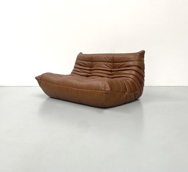 Canapé Togo en cuir marron moyen attribué à Michel Ducaroy pour Ligne Roset.