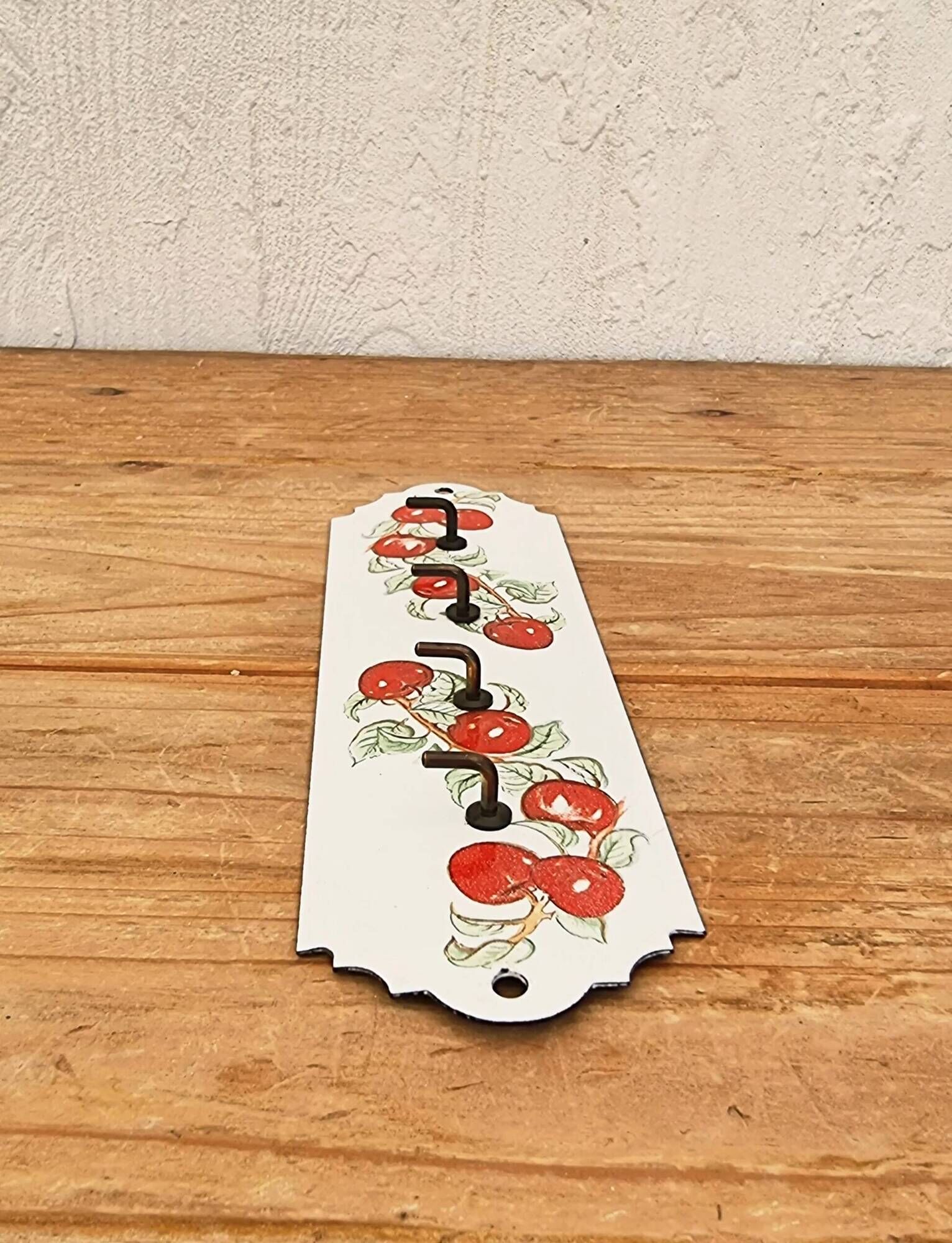 Porte torchons mural vintage en tôle émaillée décor cerises