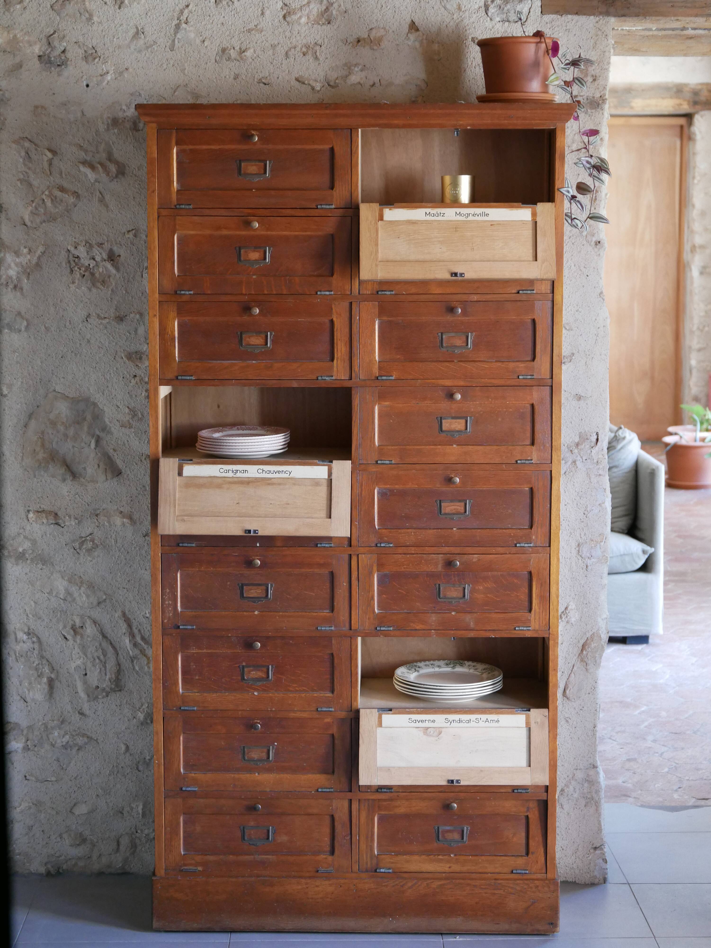 Notary's furniture with clamshells