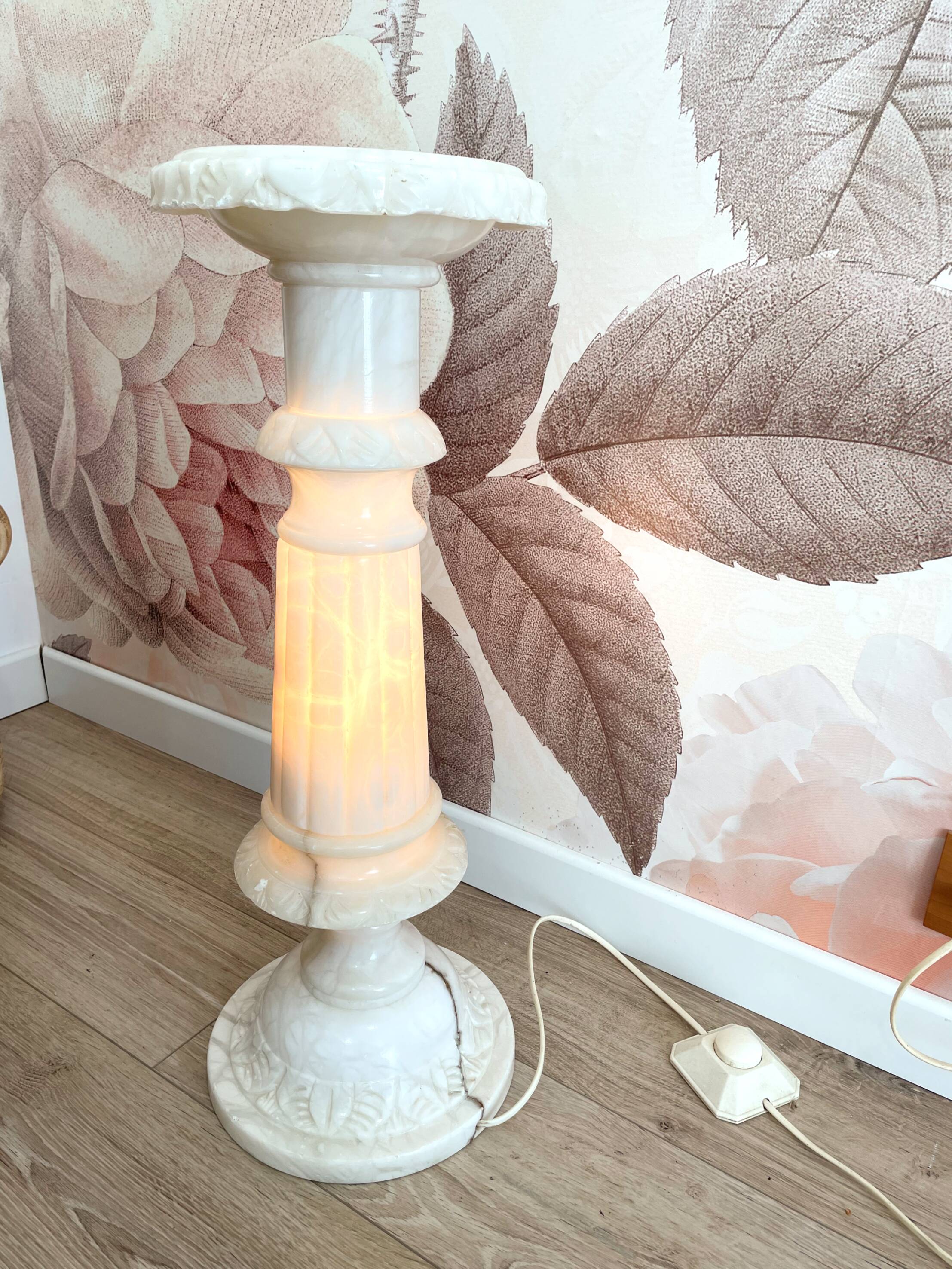 Lampe colonne en albâtre sculpté - années 1960/1970