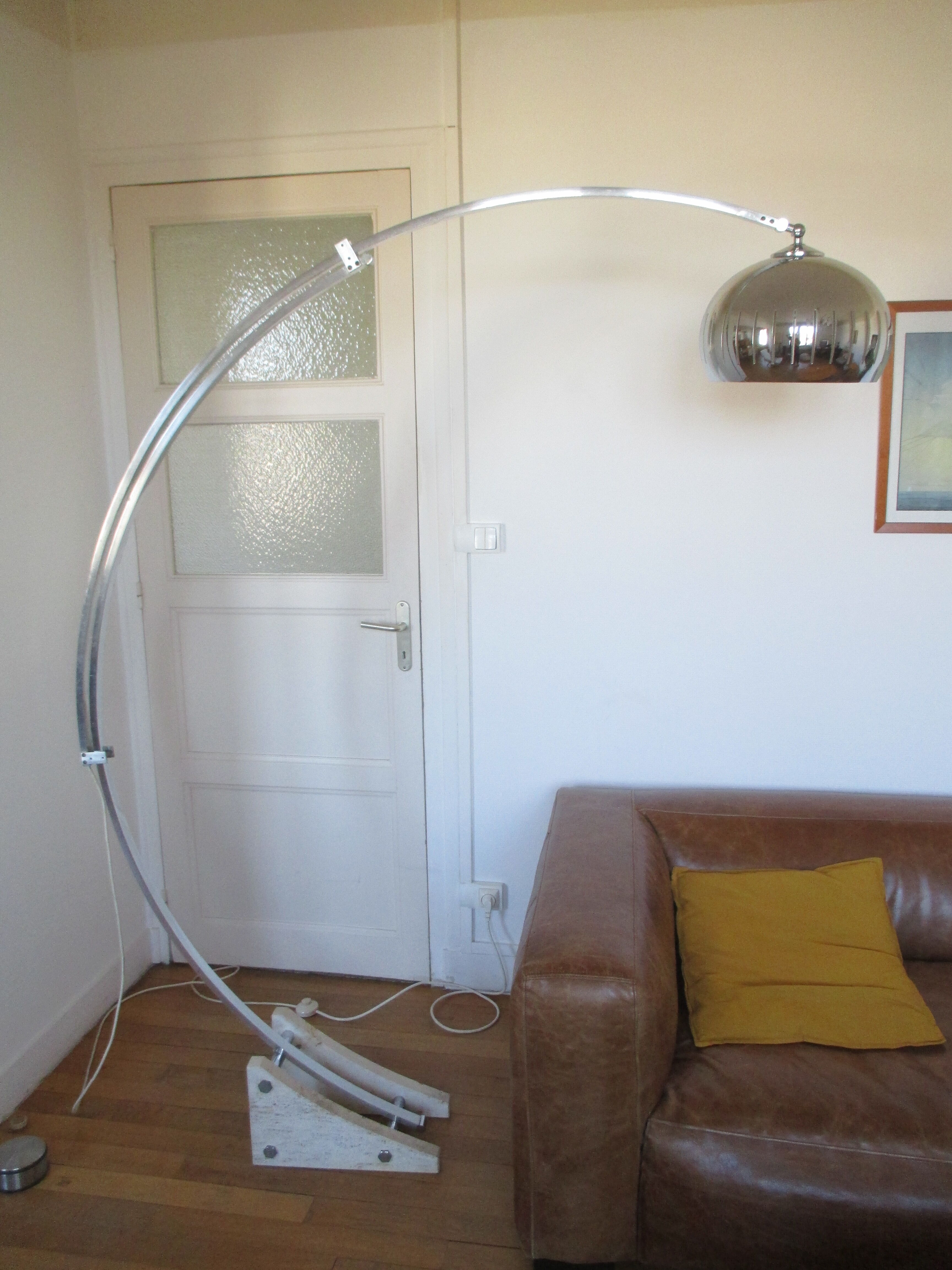 Lampadaire arc Guzzini alu chrome travertin
