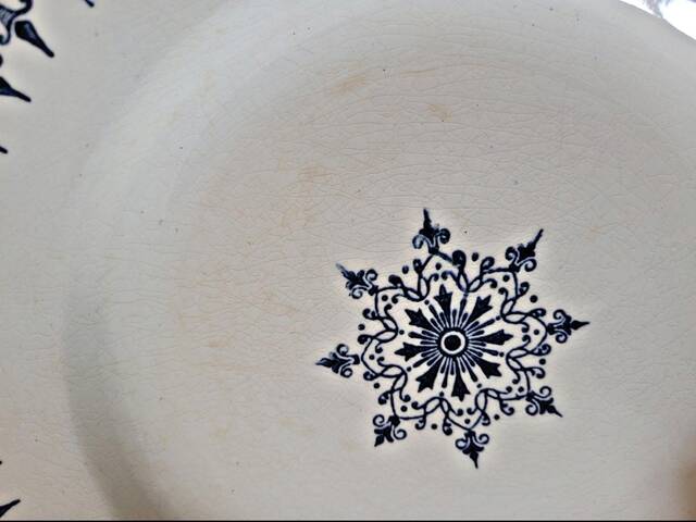 Saint Amand Primax flat plates, blue ironstone with Arabesque decoration.