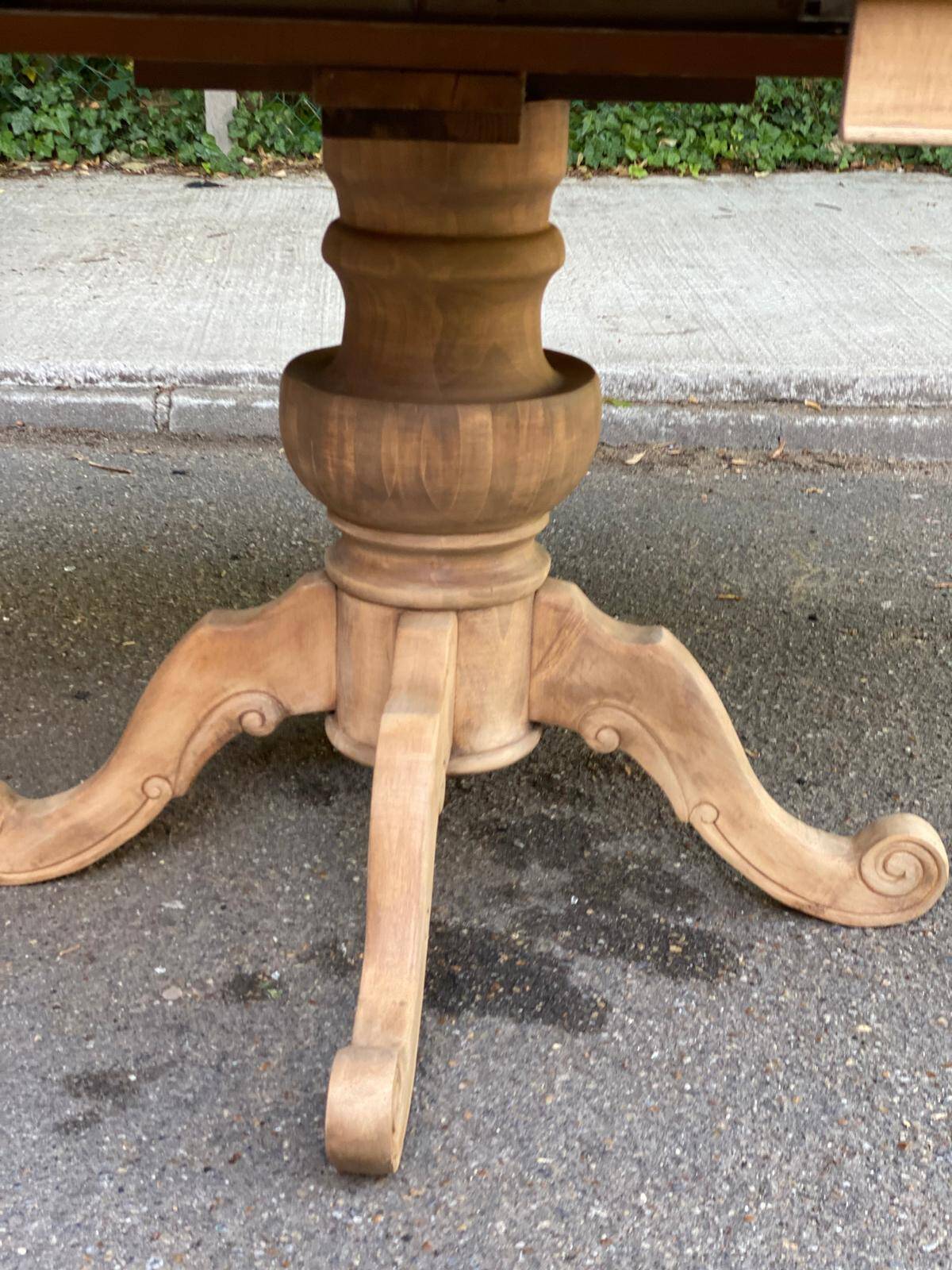 Extendable round dining table with central art deco leg, renovated in raw wood