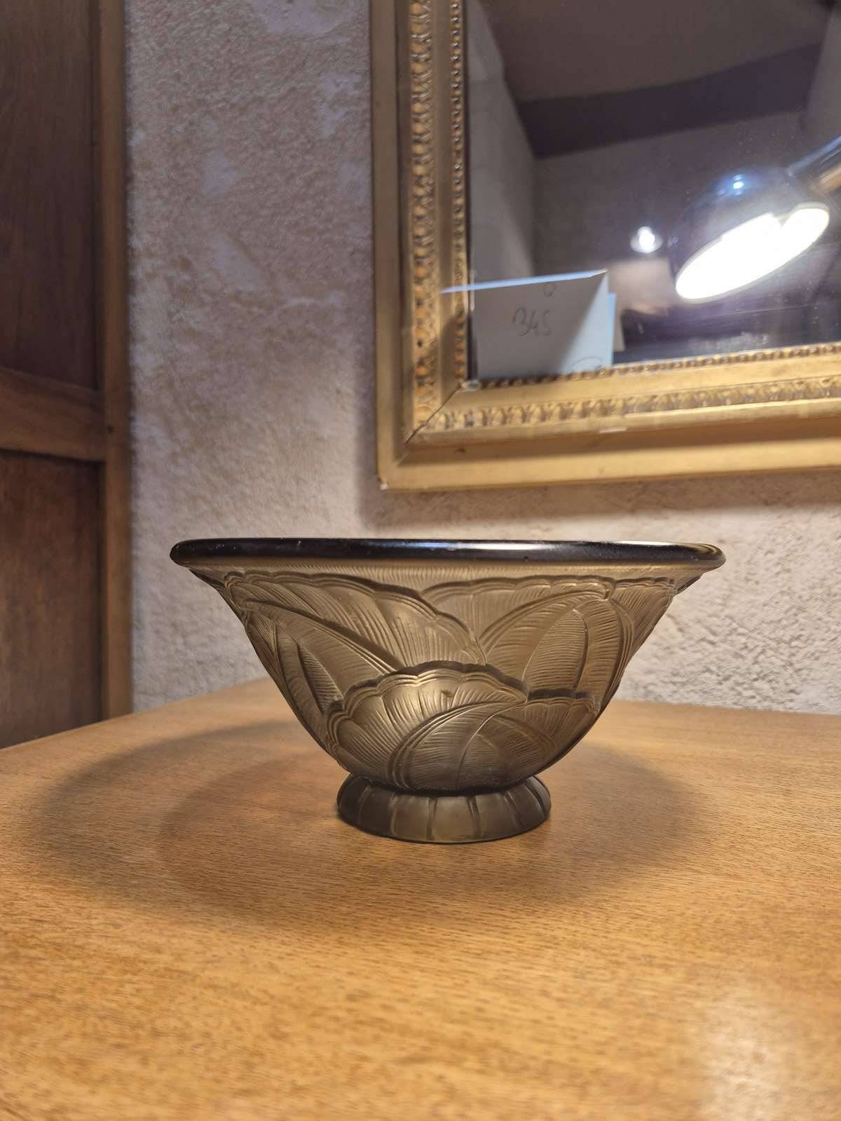 Smoked glass bowl from the Art Deco period, signed Pierre D'Avesn