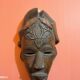 Masque sculpté haut avec des motifs