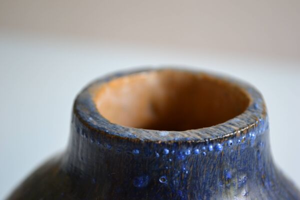 Vase bouteille en céramique signature au poisson à identifier