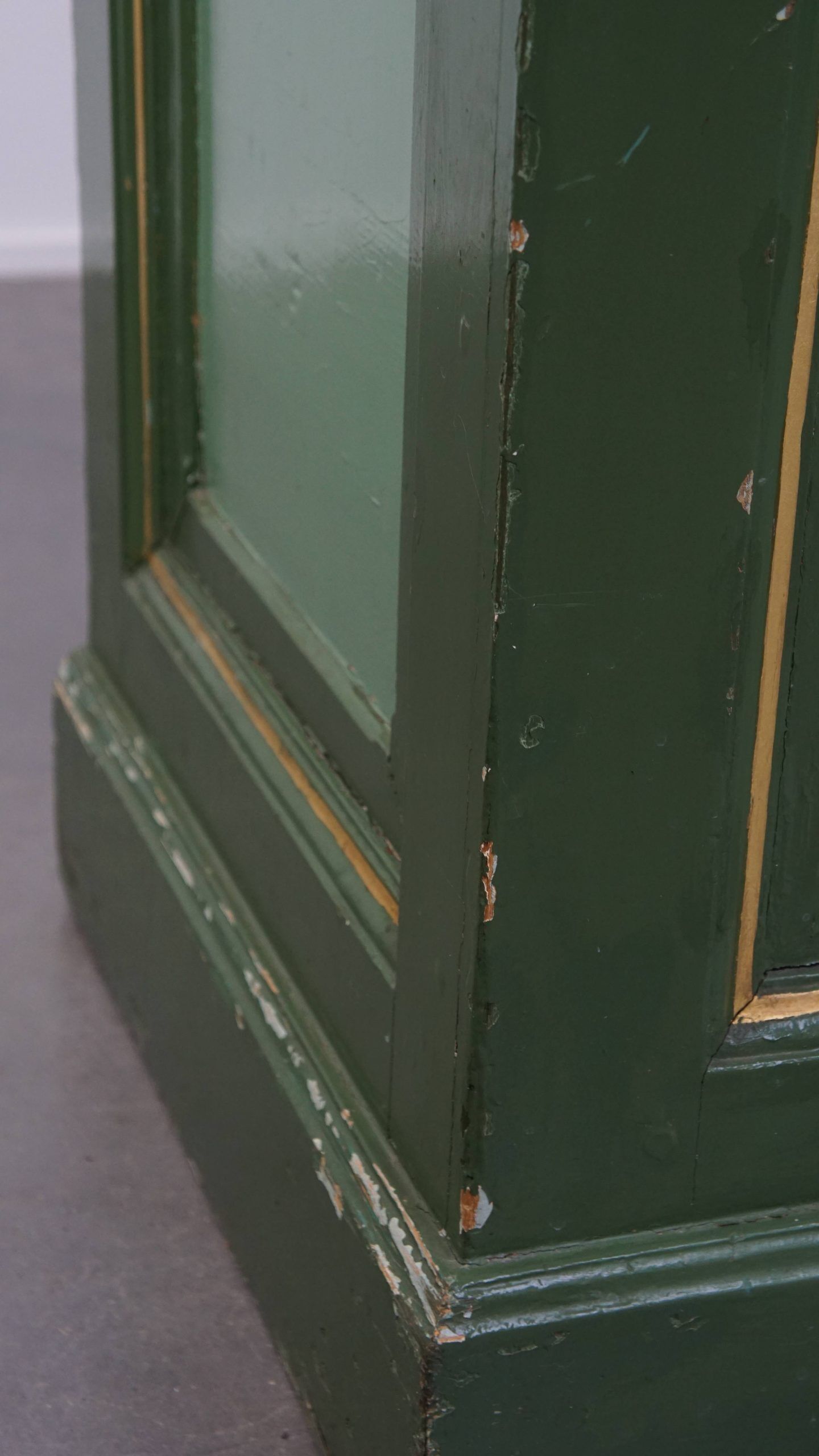 Buffet/comptoir/table d'appoint ancien unique, de couleur verte, datant de la fin du XIXe/début du XXe siècle, avec un plateau en marbre.