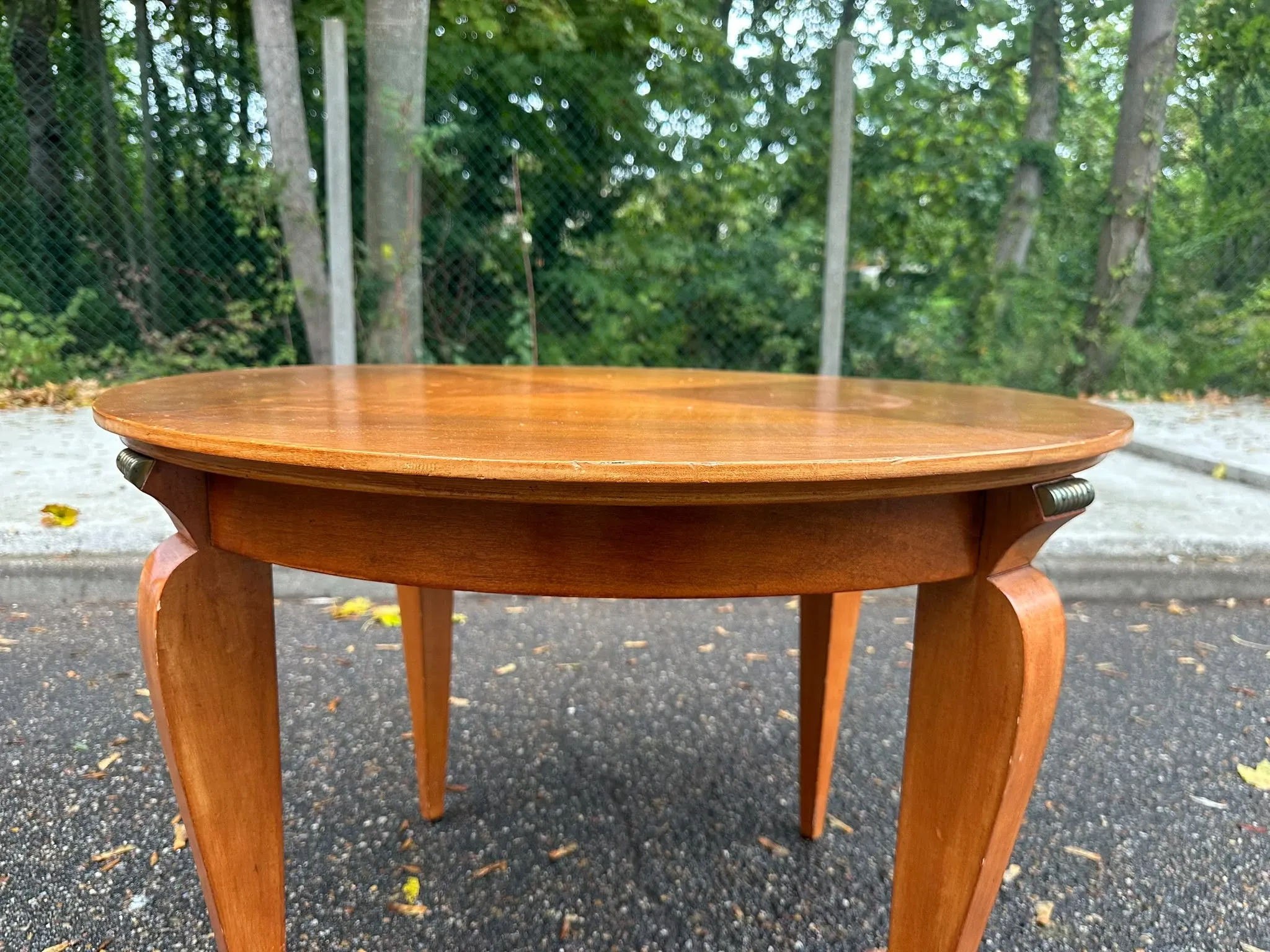 Vintage round coffee table Art Deco style — Light wood & saber legs 1940
