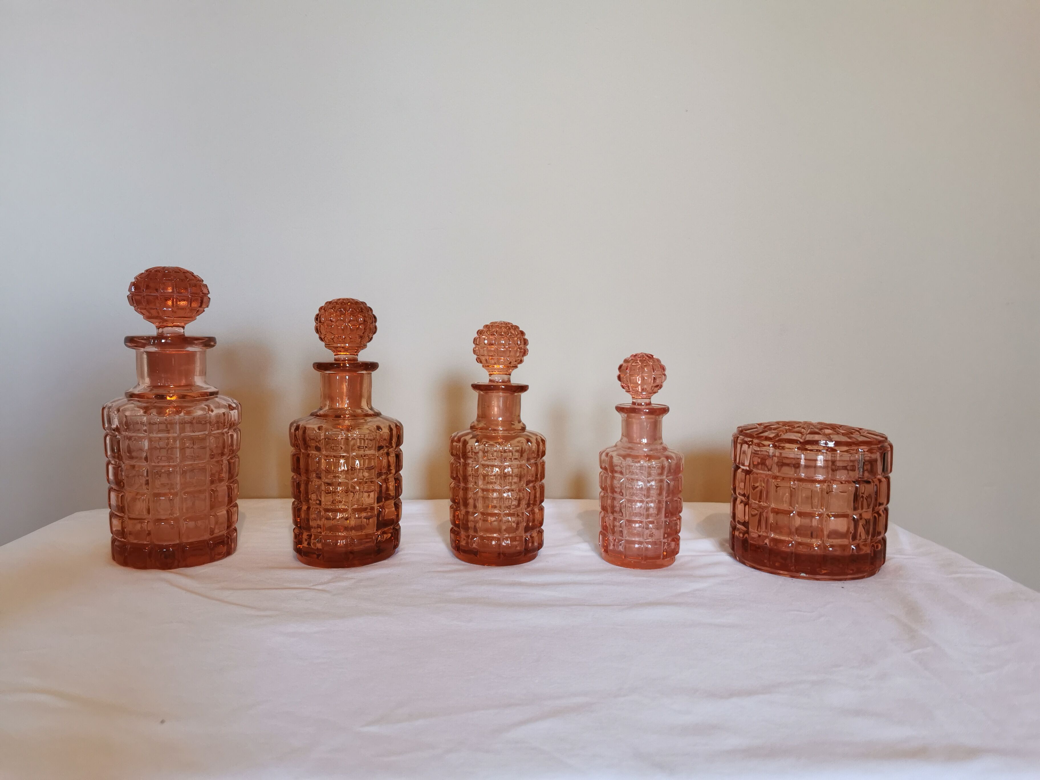 Set of 4 bottles and an art deco box in pink Bayel crystal