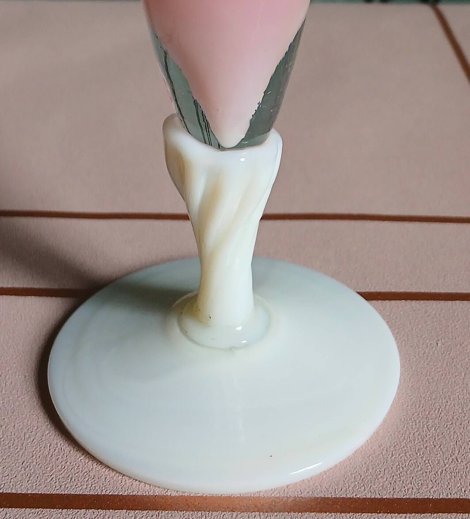 Soliflore en opaline soufflée rose. Italie vers 1960