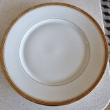 Rimmed dessert plate