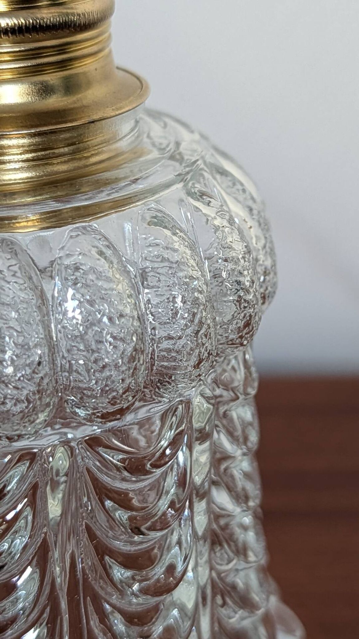 Suspension en verre moulé transparent – motif corolle