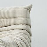 Fauteuil Togo Lounge en velours côtelé beige par Michel Ducaroy pour Ligne Roset.