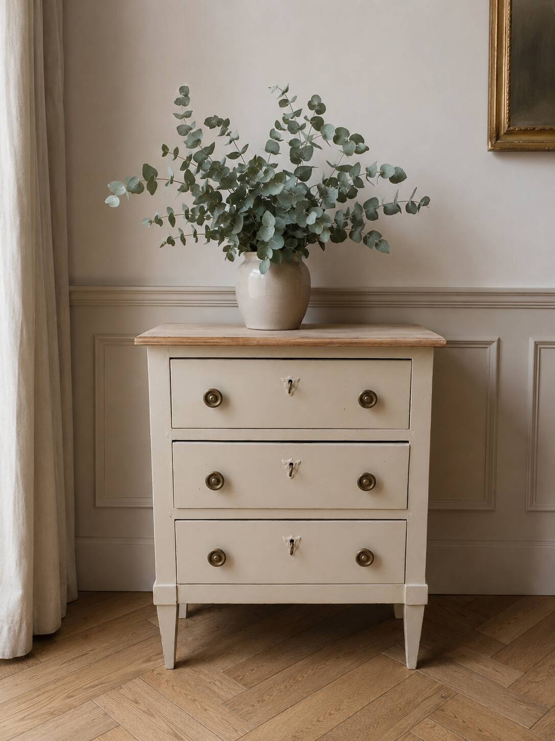Petite commode classique sublimée en beige, plateau bois.