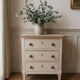 Petite commode classique sublimée en beige, plateau bois.