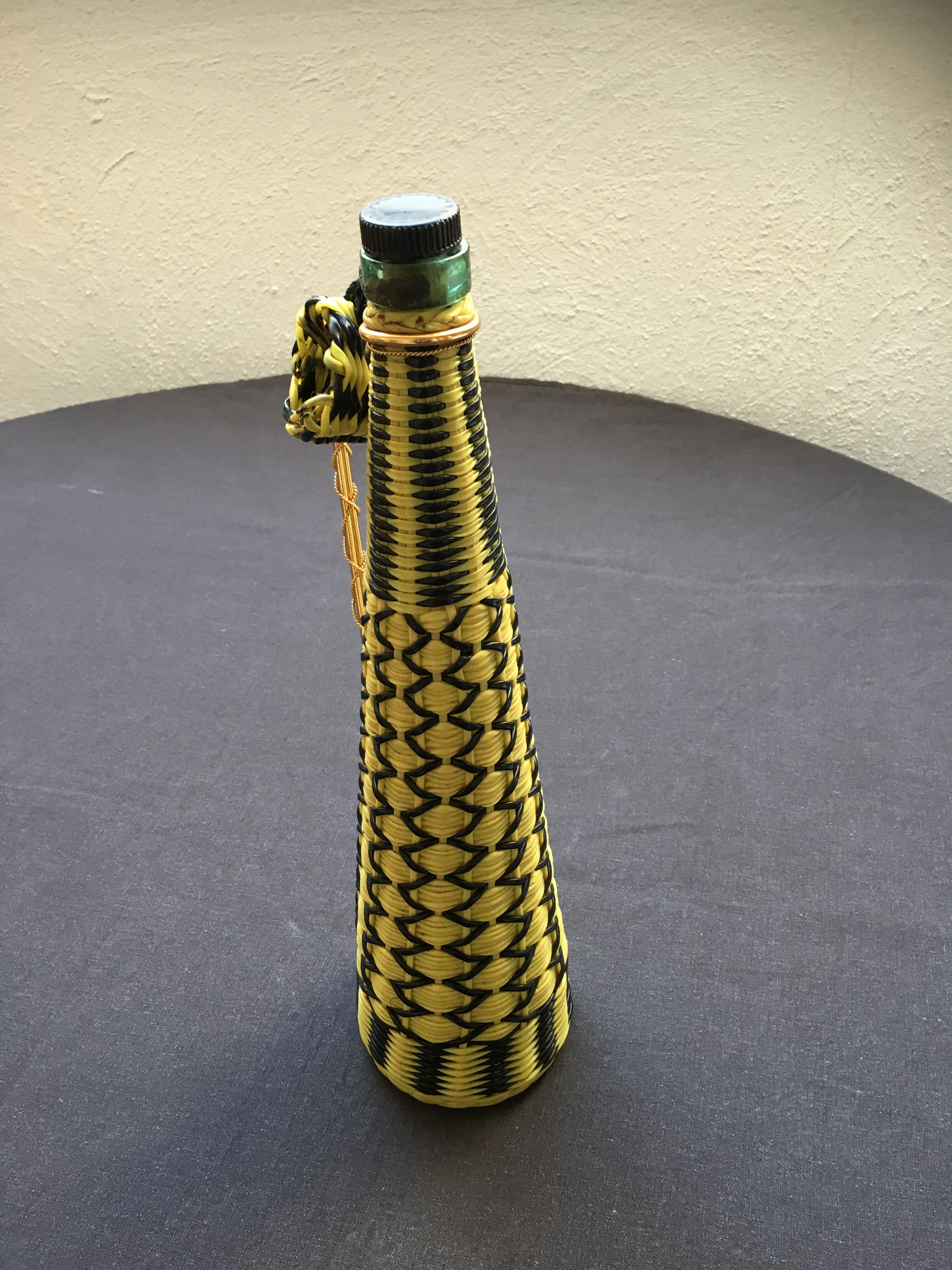 Scoubidou yellow bottle