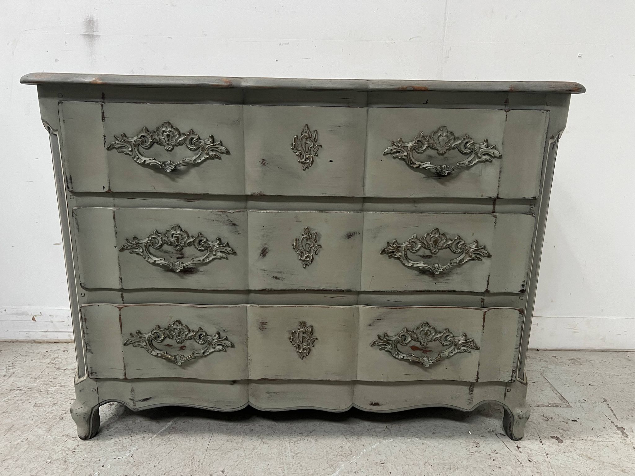 Commode arbalète de style Louis XV en chêne patiné XX siècle
