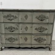 Commode arbalète de style Louis XV en chêne patiné XX siècle