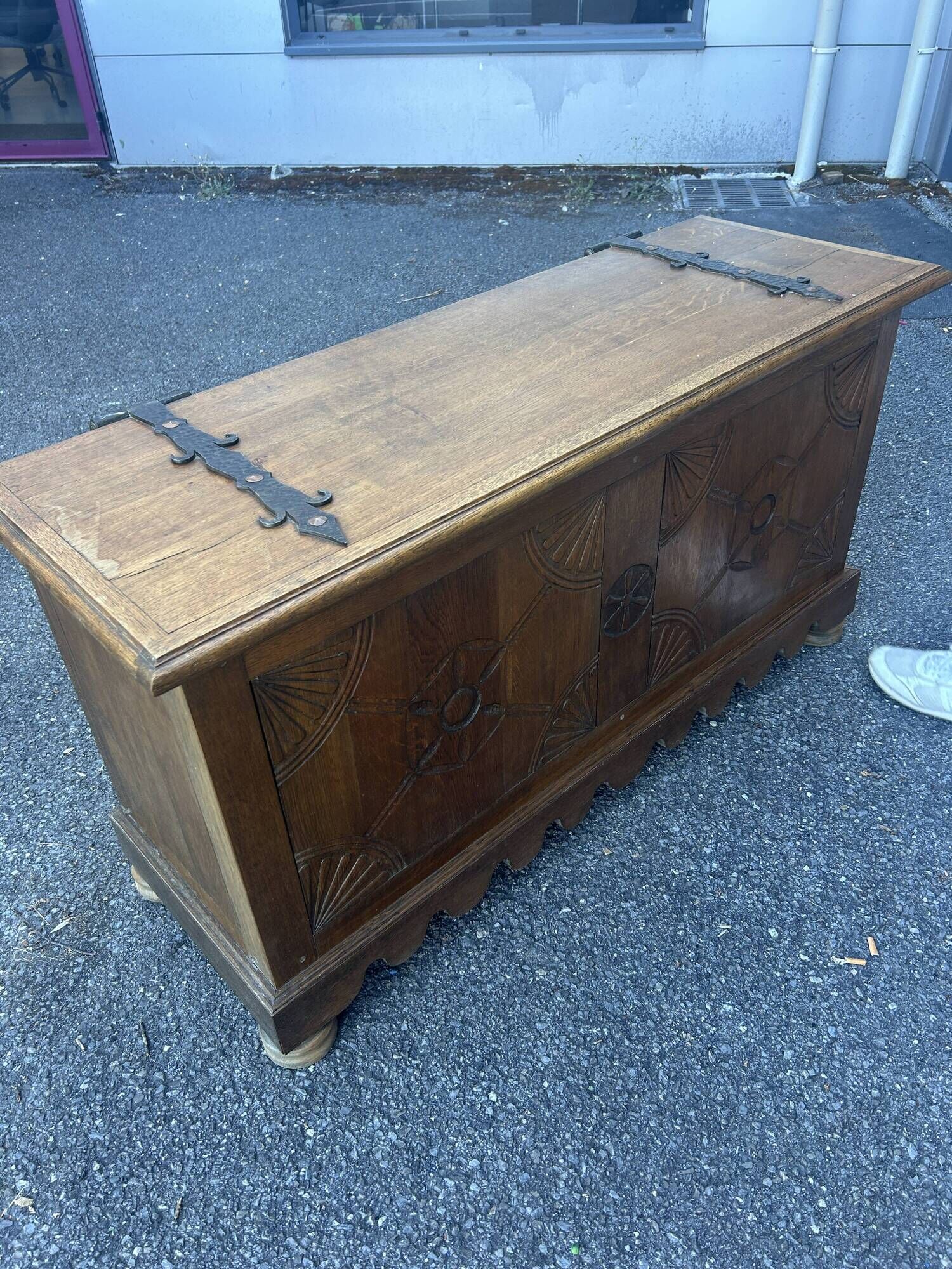 Coffre de mariage ancien en chêne massif sculpté – XIXe siècle