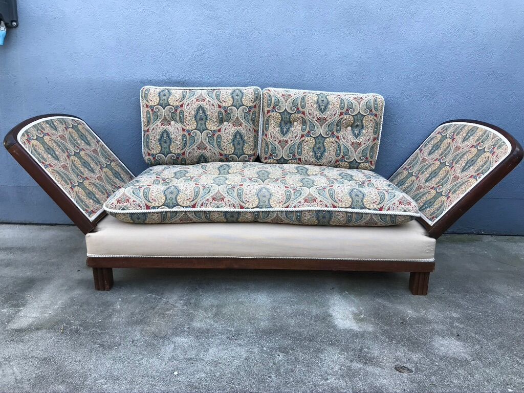 Bench reads art deco