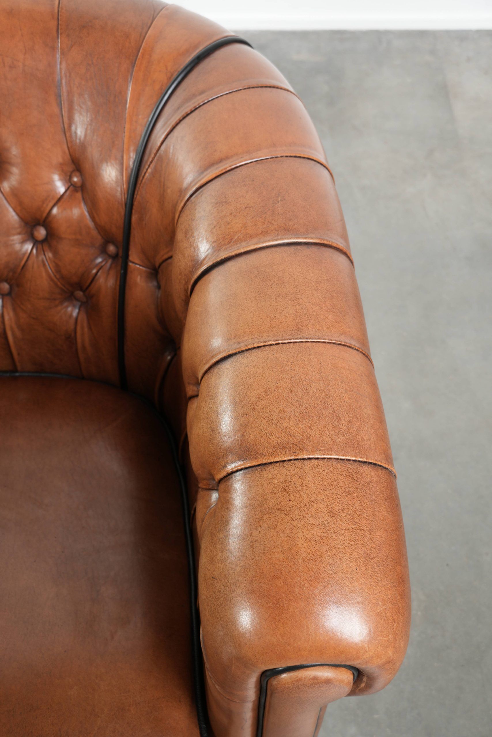 Fauteuils club Chesterfield en peau de mouton de style anglais.