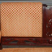 Ancienne banquette en bois et velours orange