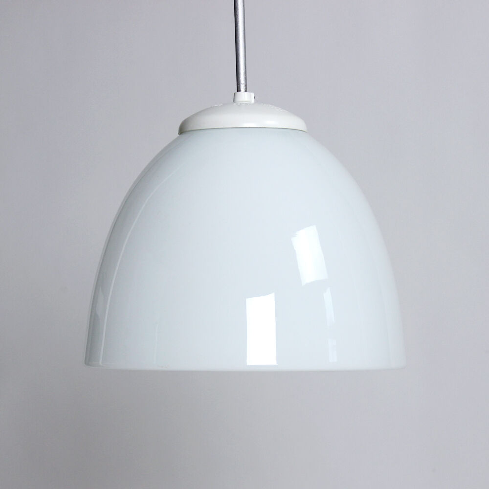 Suspension en opaline, Tchécoslovaquie années 60