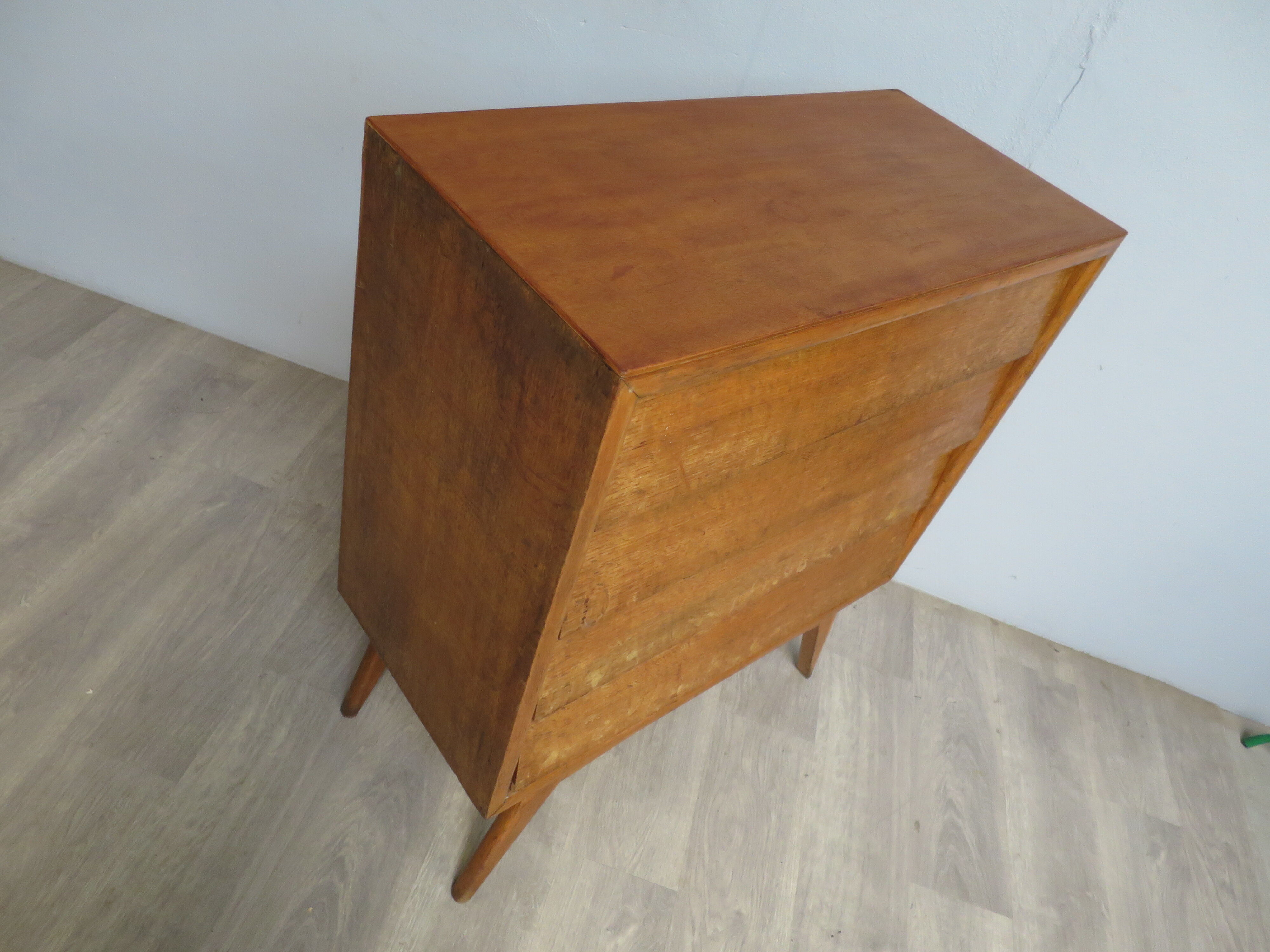 Commode vintage chêne pieds compas