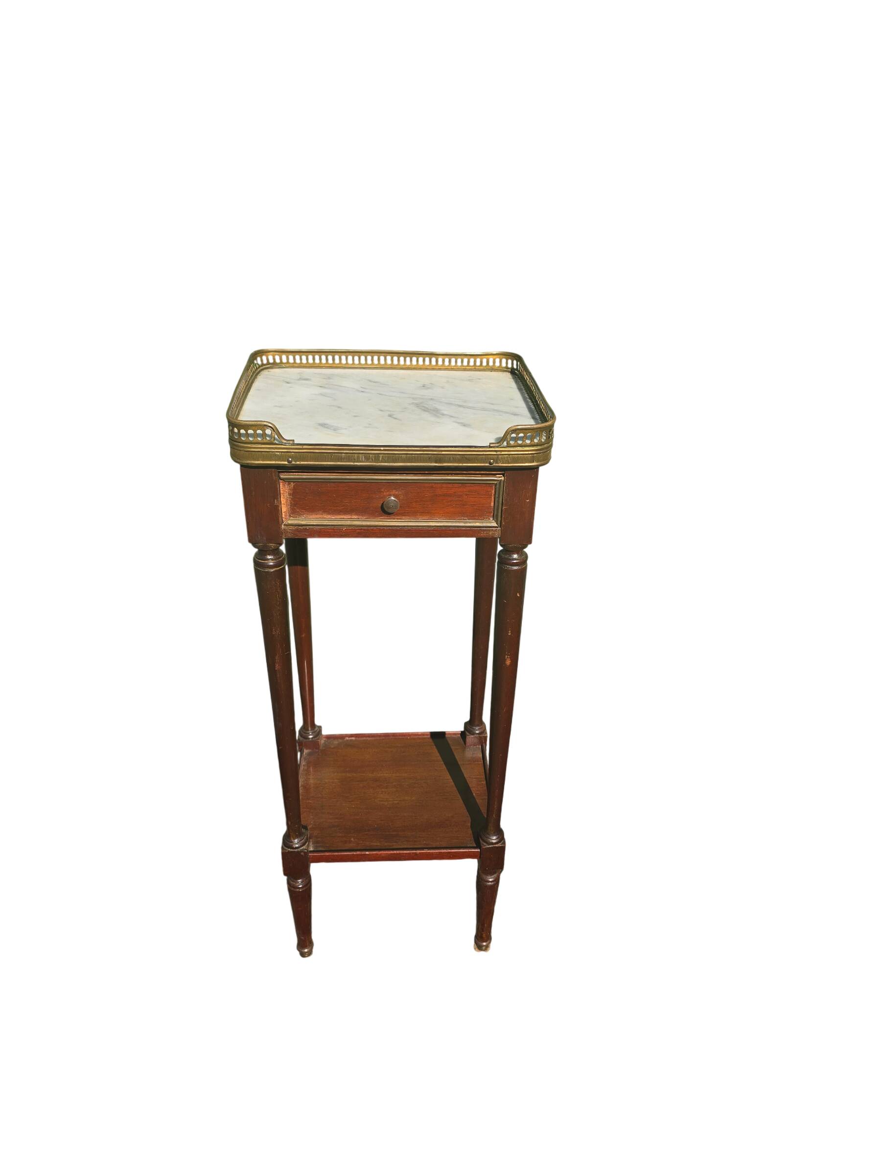 Table d’appoint style Louis XVI en acajou, marbre et laiton – vers 1900