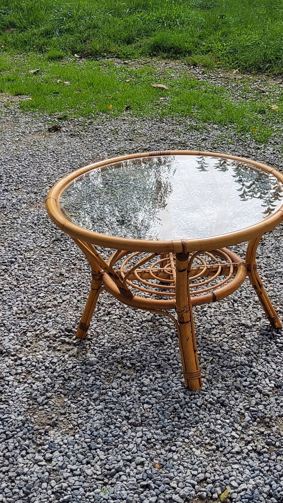 Table basse ronde en rotin plateau en verre des années 70
