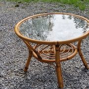 Table basse ronde en rotin plateau en verre des années 70