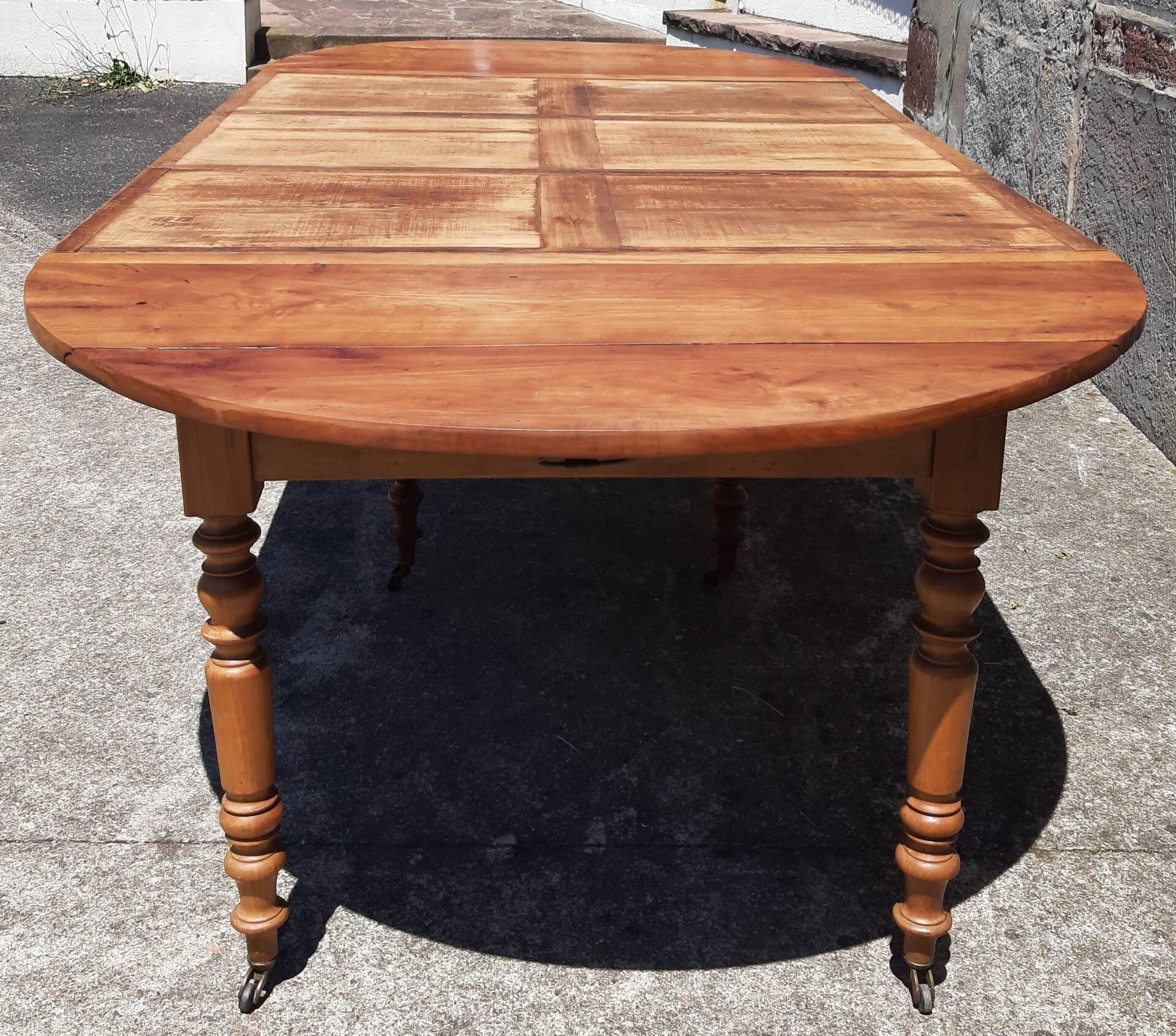 Extendable round table (with extensions and flaps), cherry wood.
