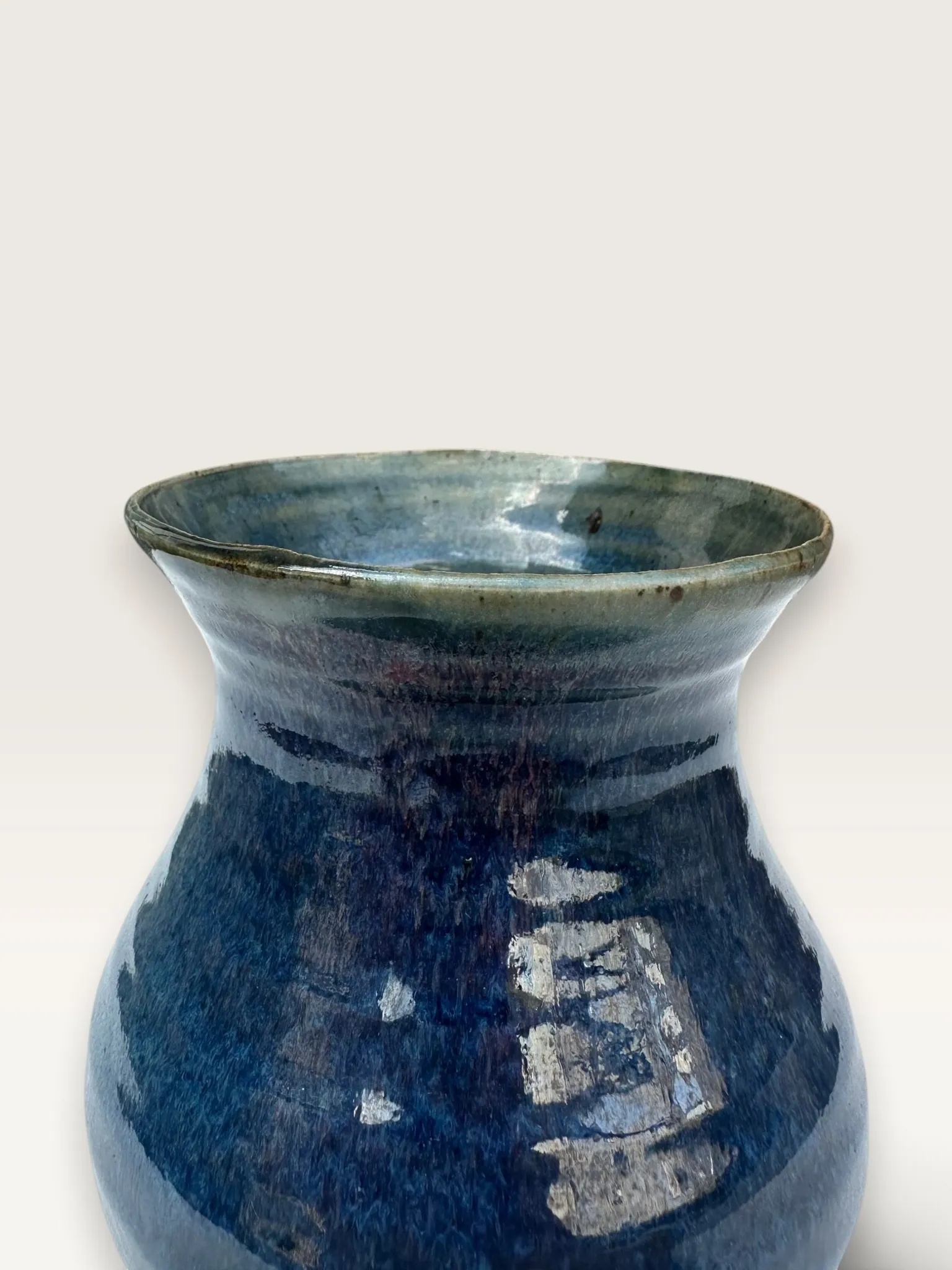 Vase artisanal en grès émaillé bleu, signé
