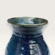 Vase artisanal en grès émaillé bleu, signé