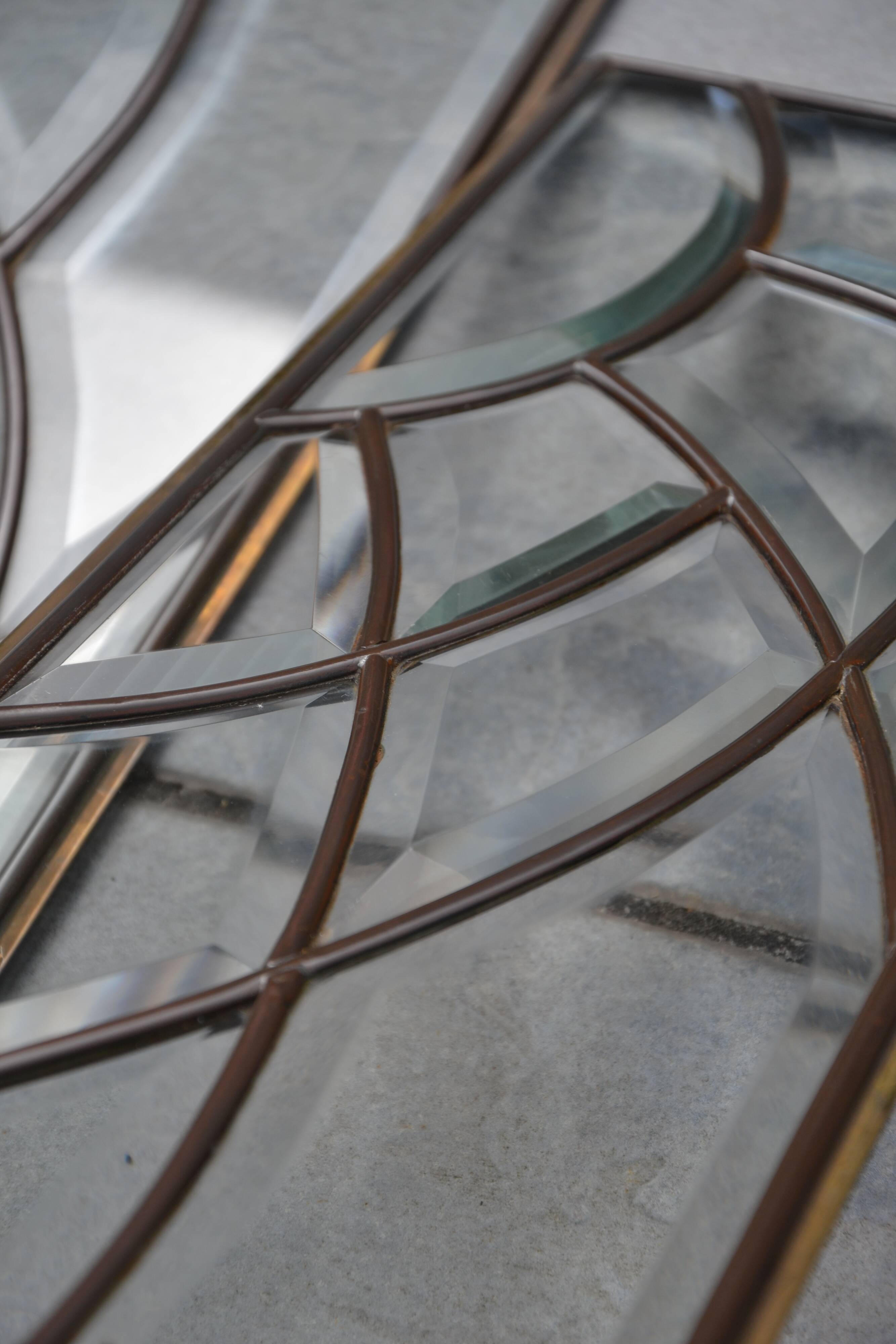 Deux vitraux en verre biseauté et laiton