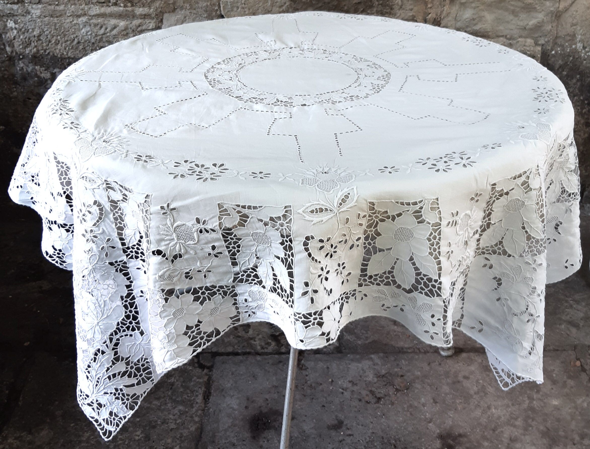 Square tablecloth 1900 very embroidered for round table