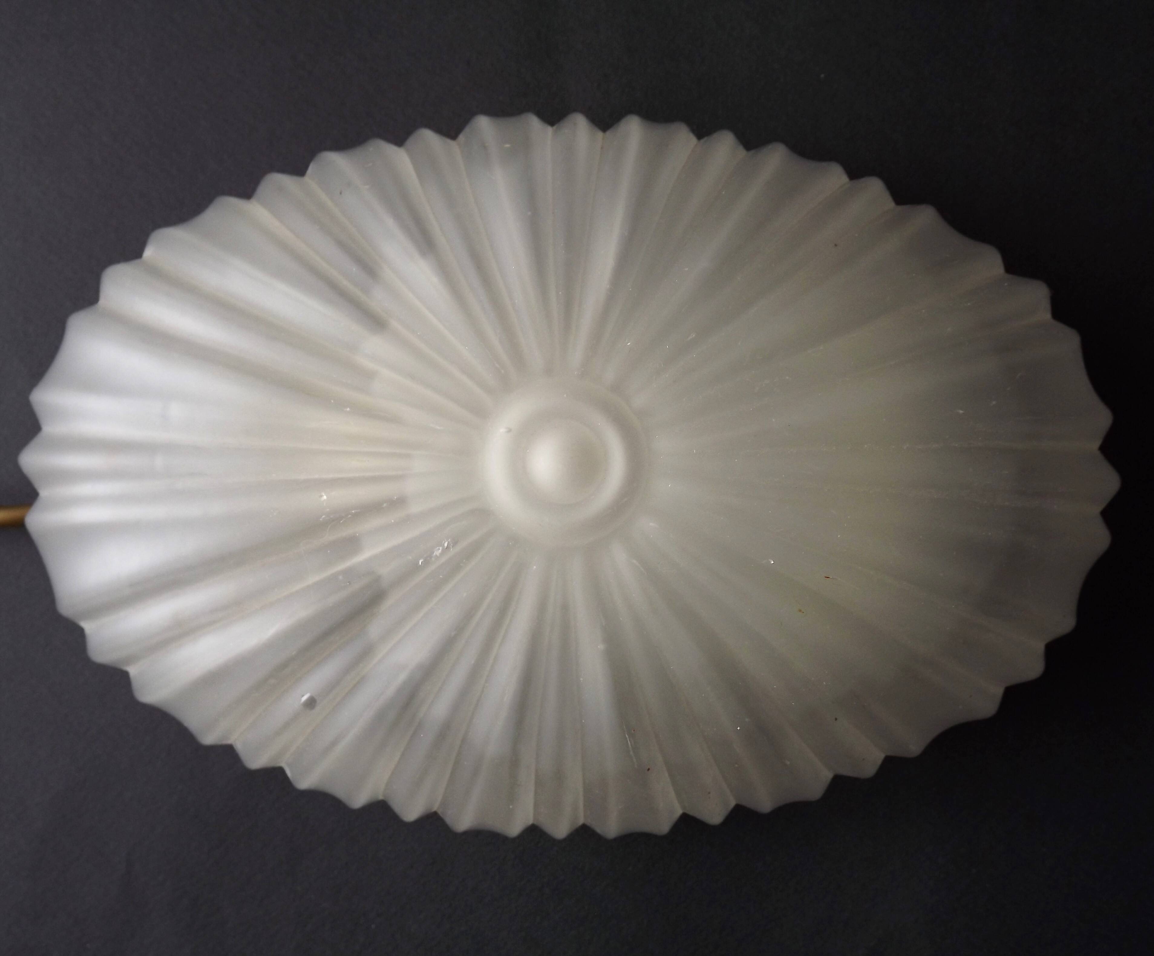 Applique murale en verre blanc opaque de style Art déco, France années 1970