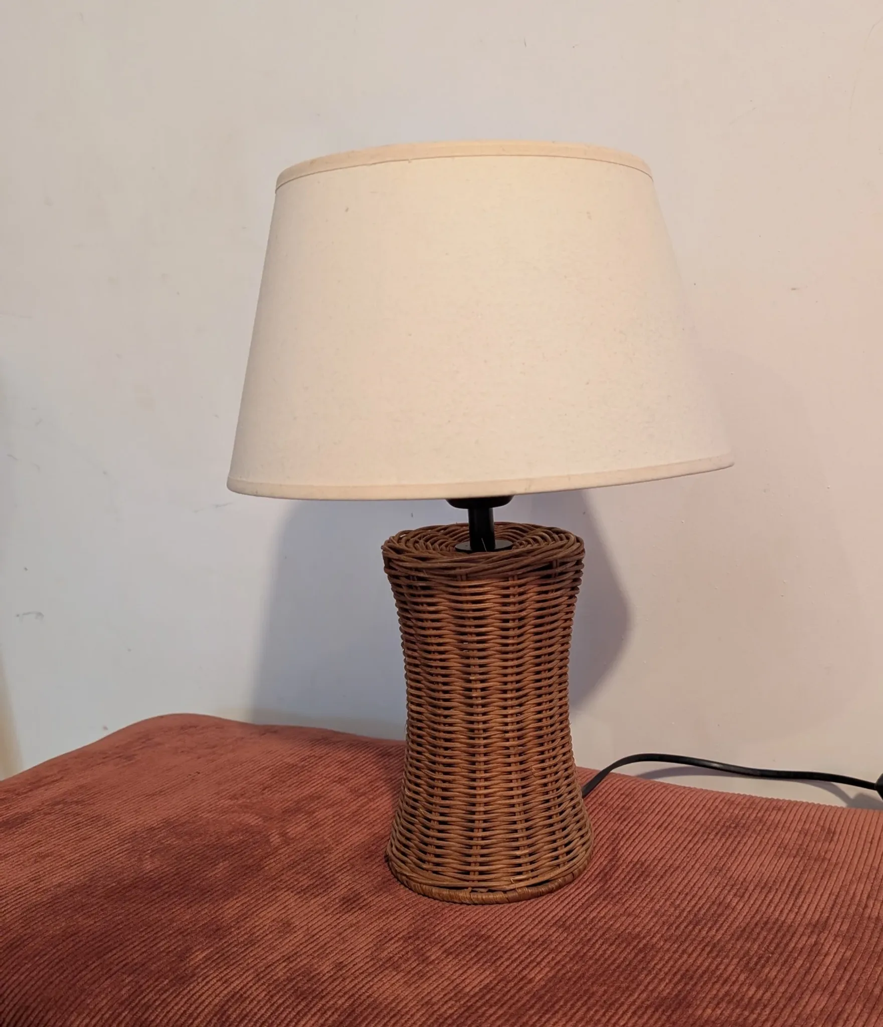 Vintage table lamp in woven rattan, honey colour & beige lampshade –