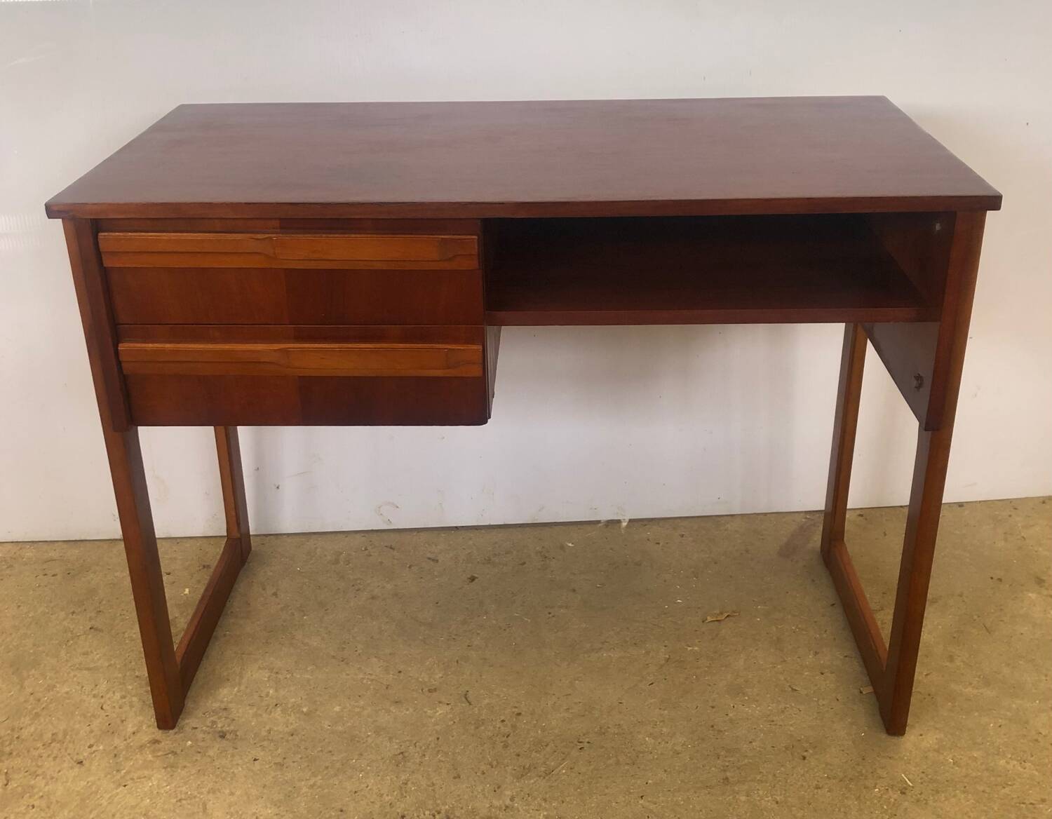 Scandinavian sled base desk