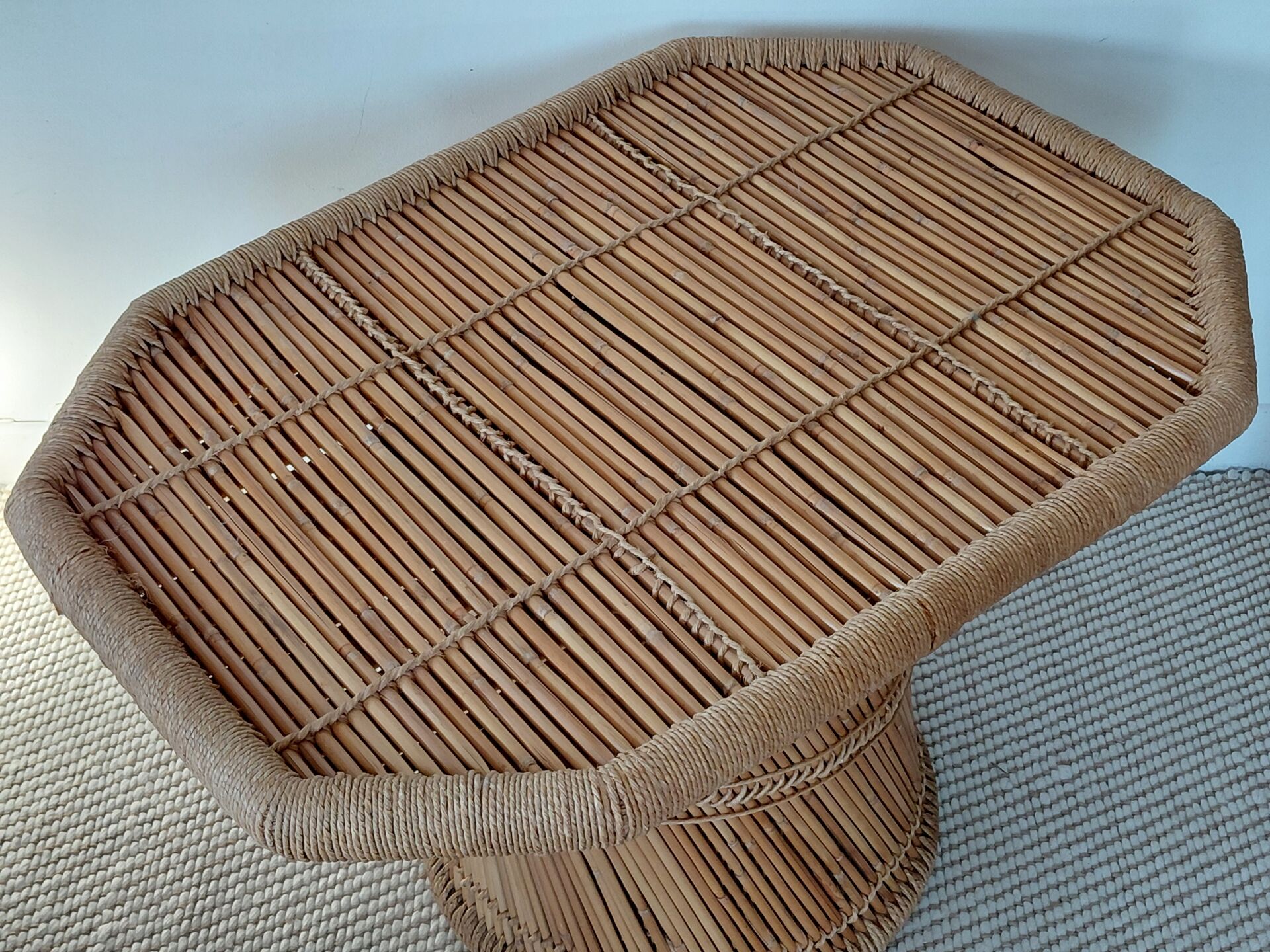 Table basse sculpturale en rotin tressé-vintage années 60/70