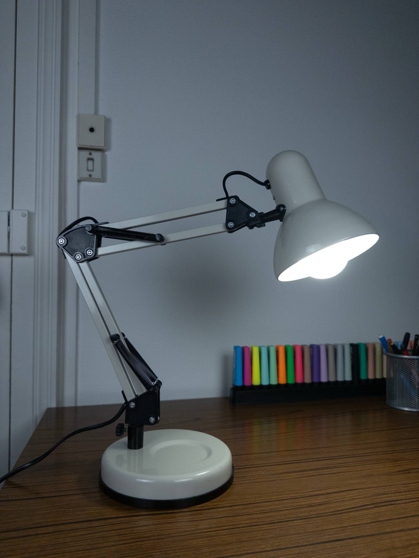 White articulated architect lamp - vintage industrial style