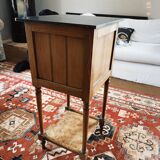 Table de chevet ancienne en bois avec plateau en marbre