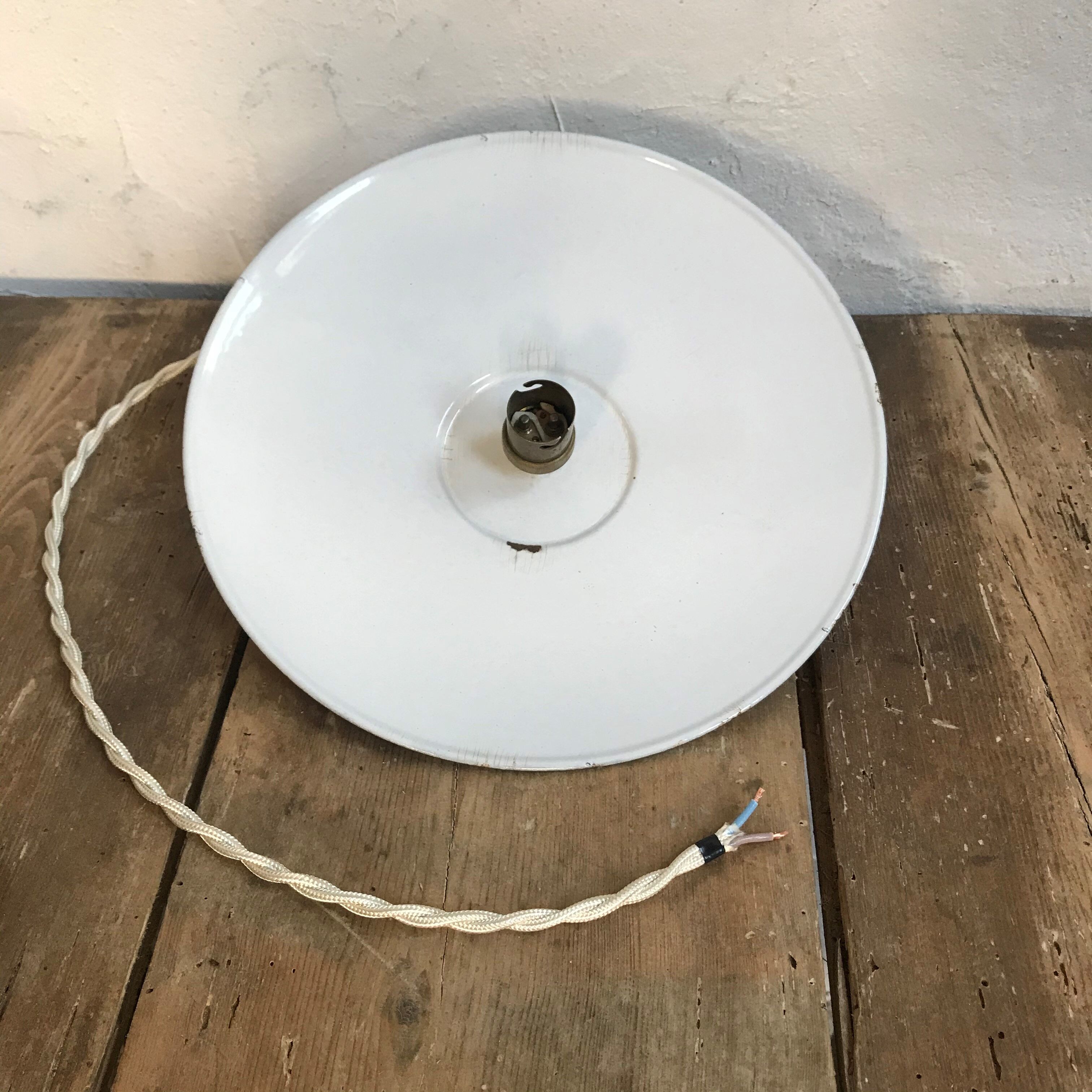 Suspension in green enamelled sheet metal