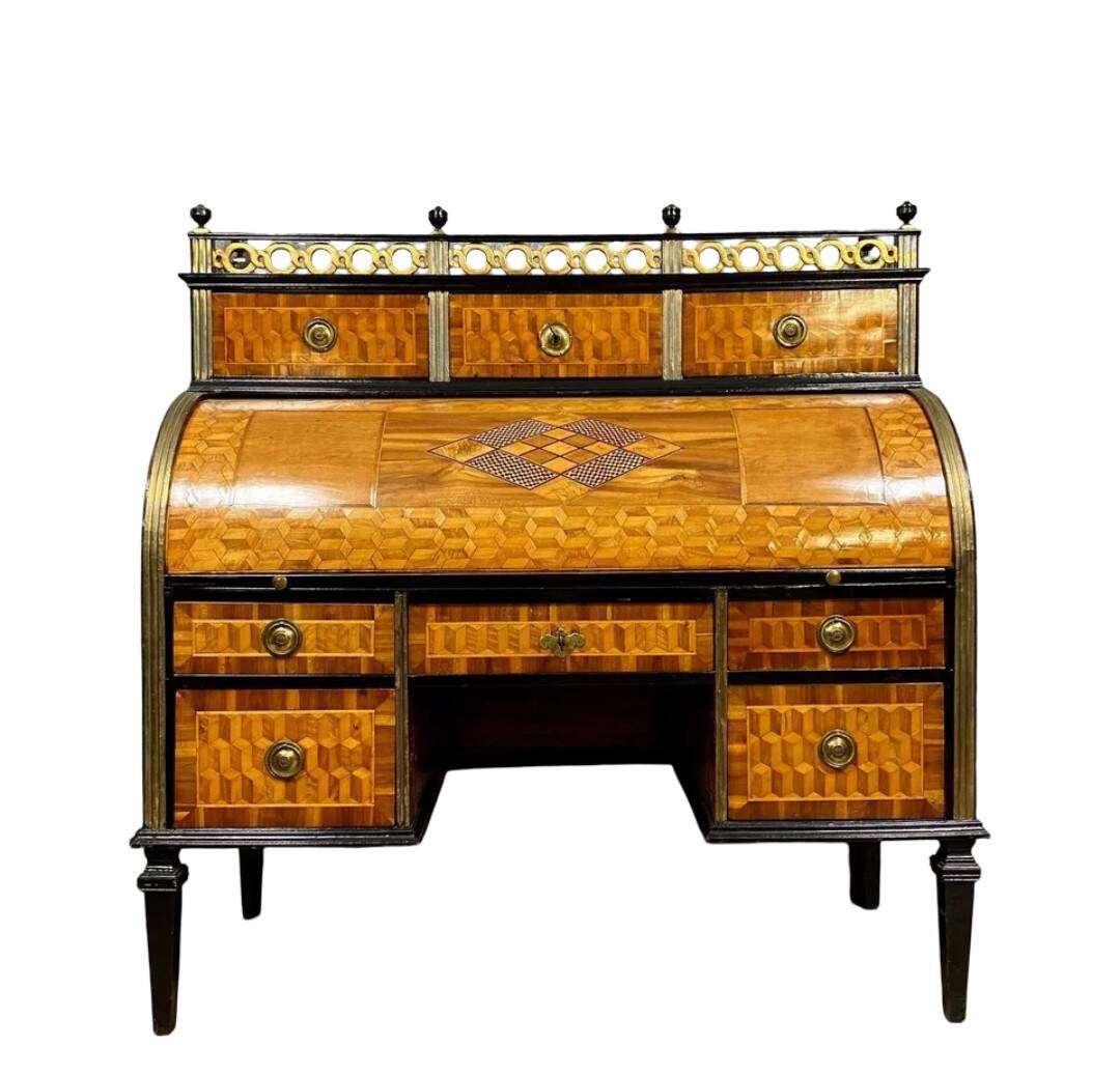 Important cylinder desk from the Louis XVI period in marquetry.