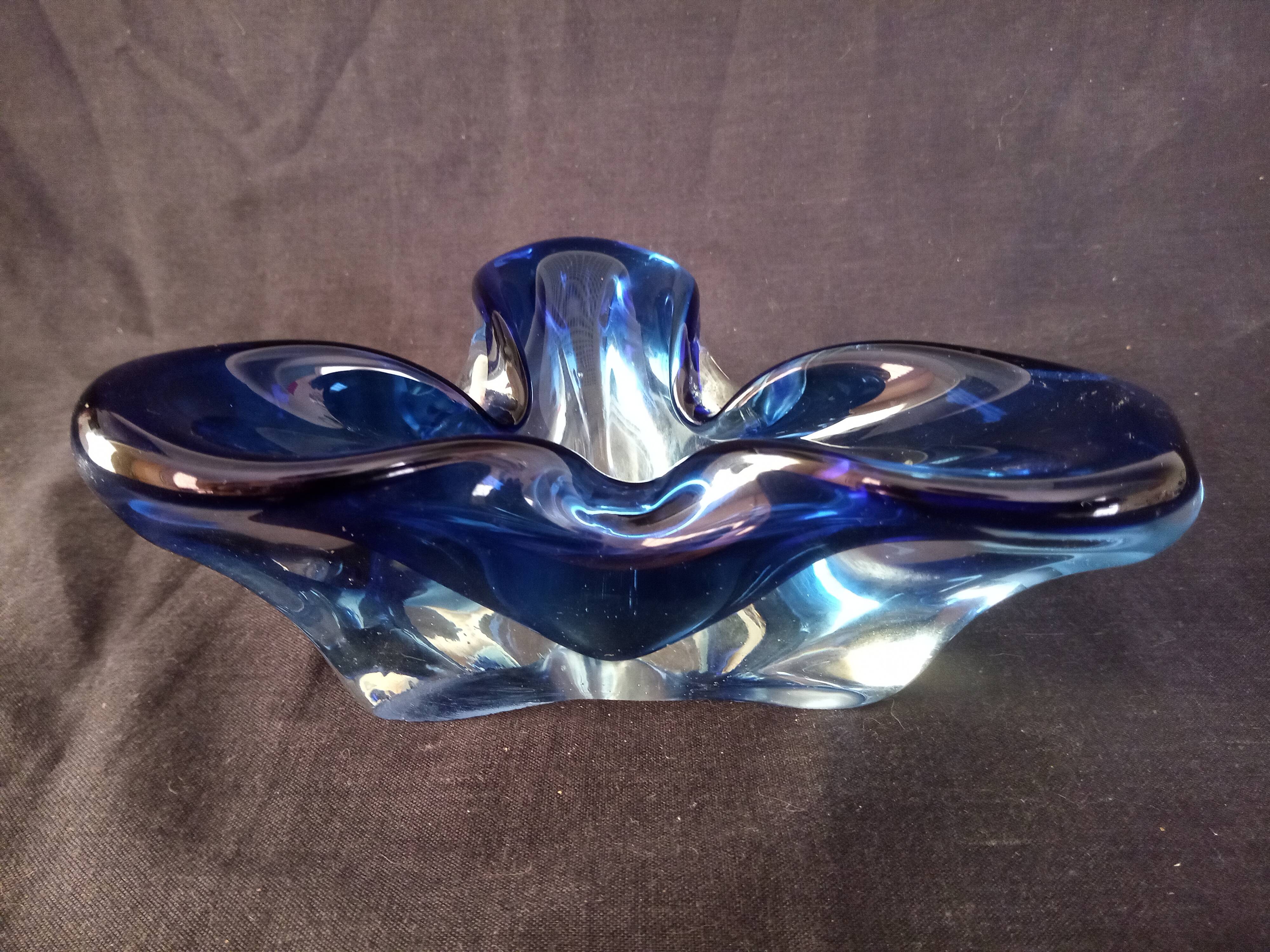 Trilobed ashtray in blue crystal