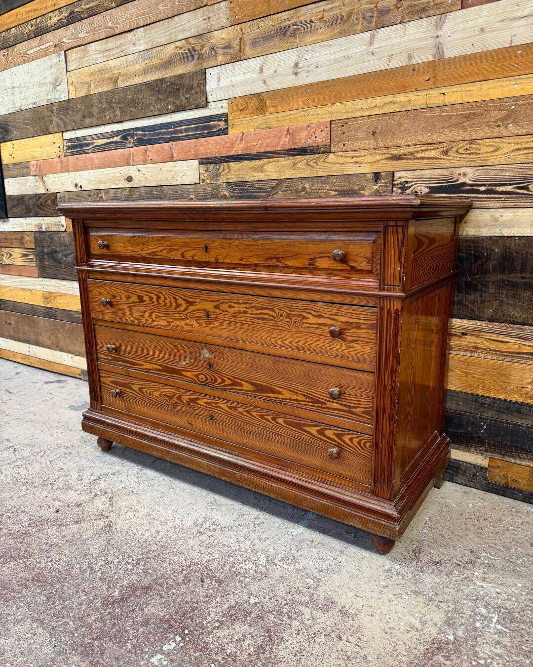 Commode en pitchpin massif