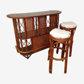 Rattan and bamboo bar with 2 stools